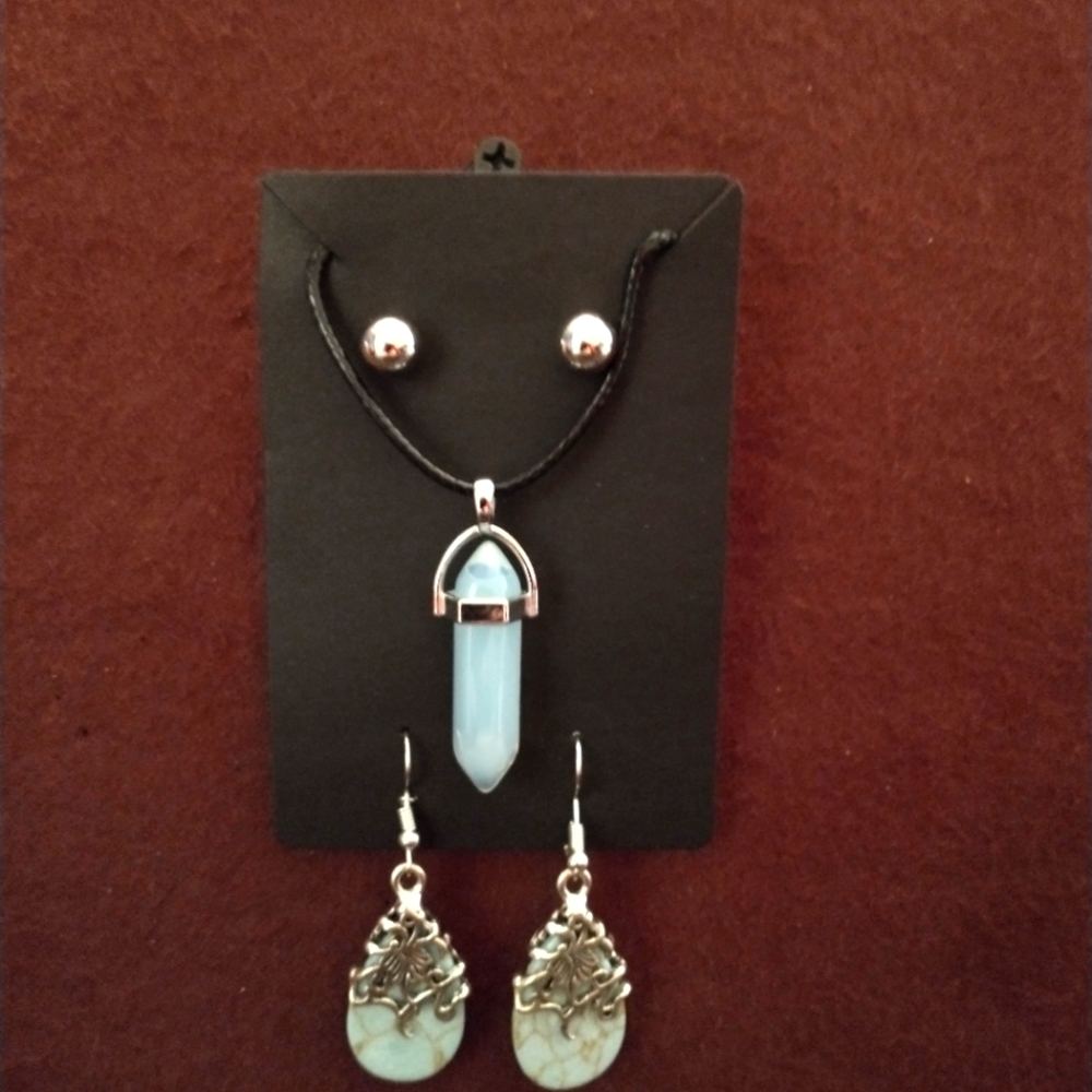 2 pairs of earrings and necklace set